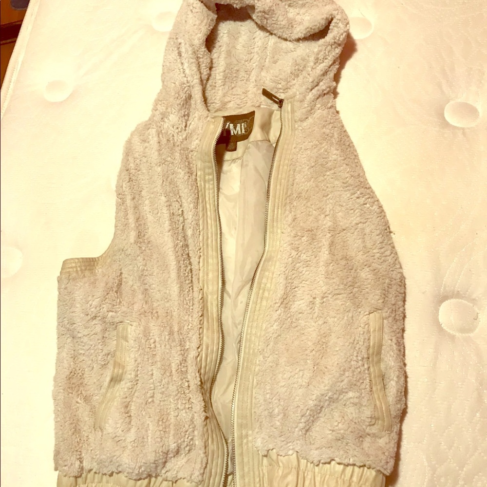 Tan ymi furry vest!